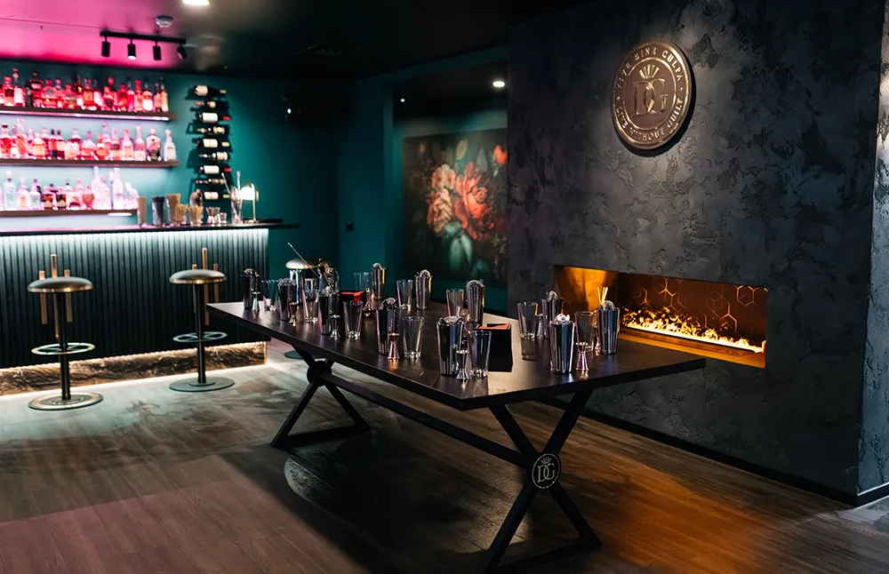 Bartender teaching guests how to mix drinks at the DorianGrey cocktail mixing class in Tallinn.
